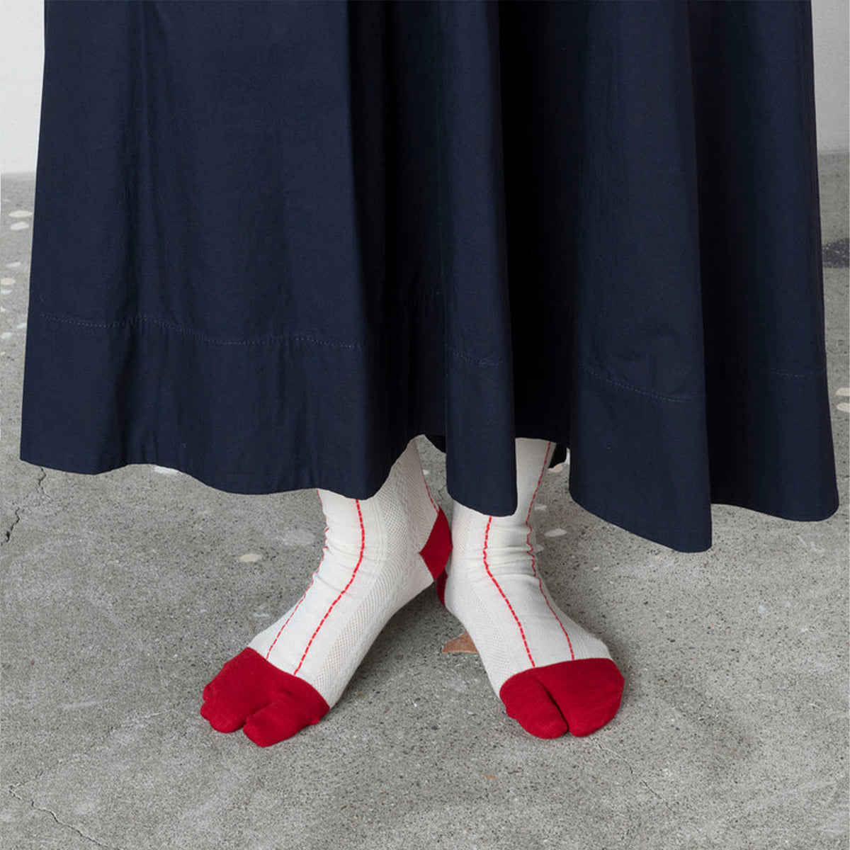 LACE PATTERN TABI SOCKS RED